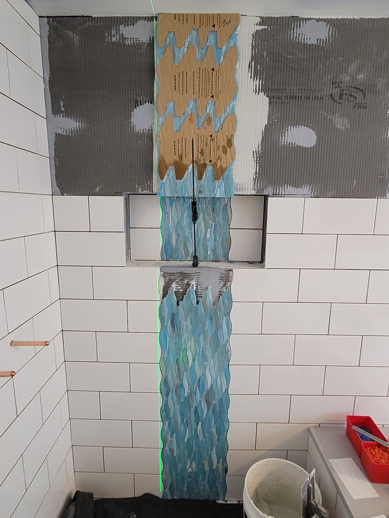 Scribed glass tile insert for shower